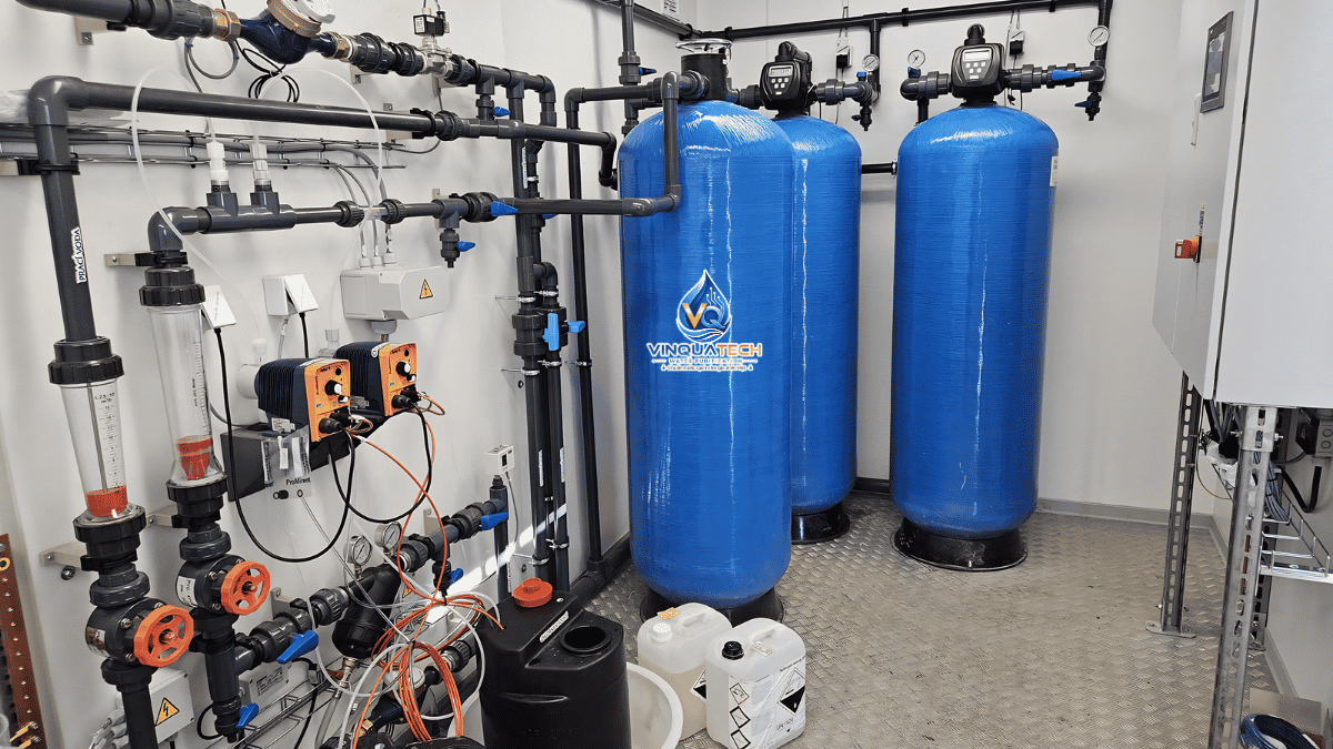 Hệ thống lọc nước khách sạn gồm cột lọc bồn chứa bơm và đường ống