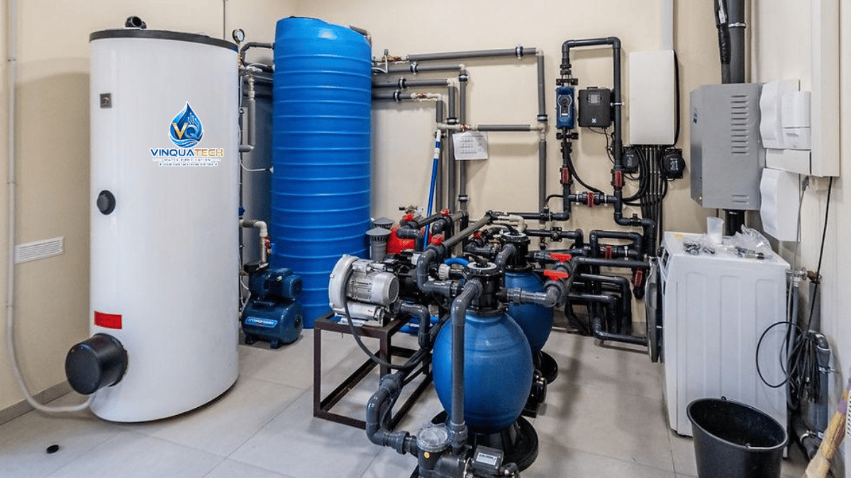 Khu kỹ thuật cấp nước với bồn chứa van bơm và hệ thống đường ống cần kiểm tra khi xuất hiện cặn đen