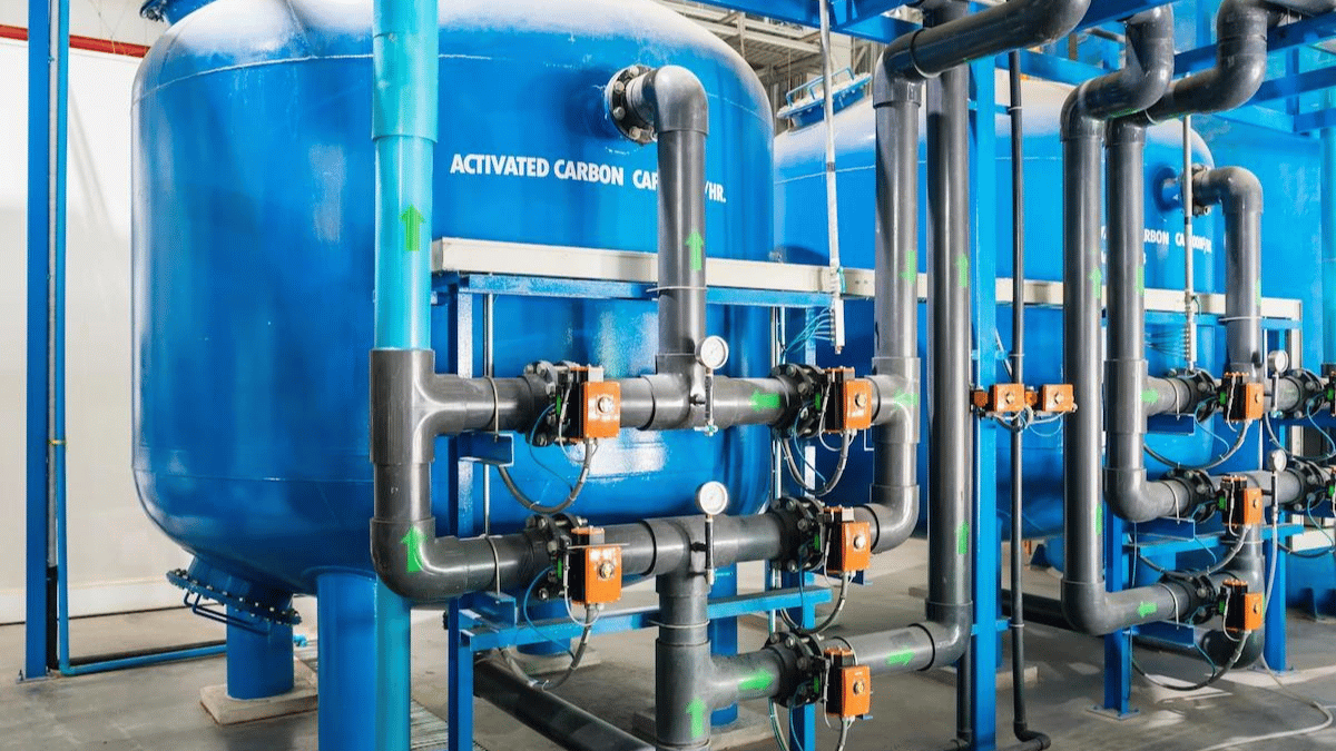 Hệ thống lọc nước đầu nguồn có cột than hoạt tính, bơm và đường ống